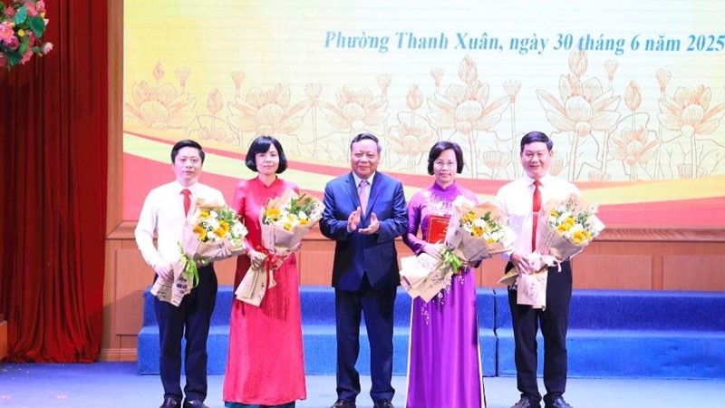 Phó Bí thư Thường trực Thành ủy Hà Nội Nguyễn Văn Phong trao các quyết định về công tác cán bộ tại phường Thanh Xuân