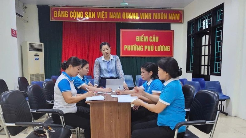 Hội LHPN phường Phú Lương tích cực hỗ trợ người dân làm thủ tục hành chính
