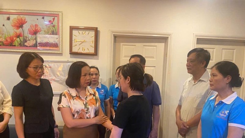 Ủy ban MTTQ Việt Nam phường Dương Nội thăm, tặng quà các nạn nhân bị tai nạn giao thông trên địa bàn