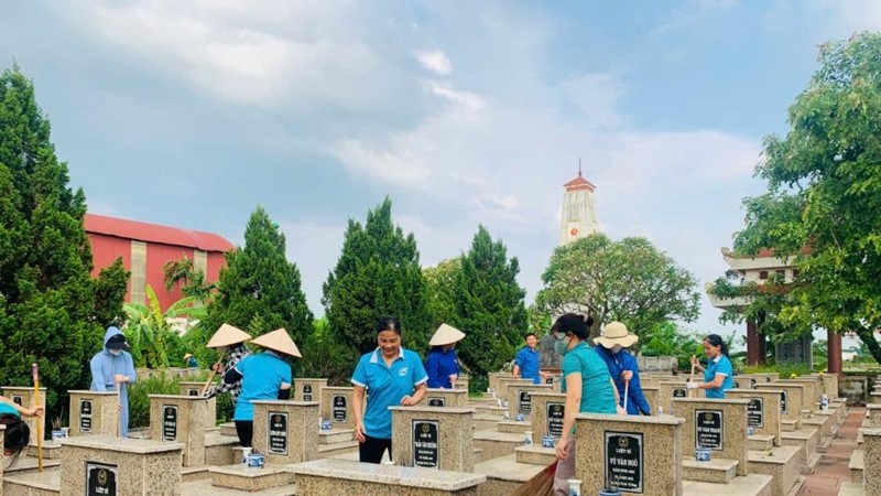 MTTQ Việt Nam các xã, phường ra quân chỉnh trang Nghĩa trang Liệt sĩ gắn với Ngày “Cuối tuần xanh”