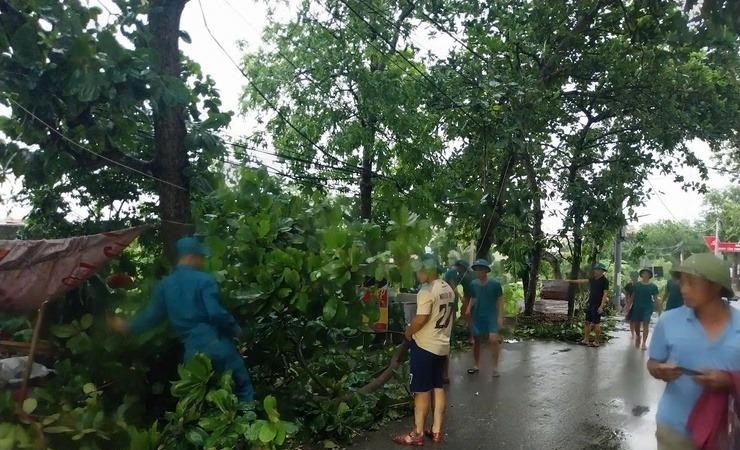 MTTQ Việt Nam các xã, phường ra quân chỉnh trang Nghĩa trang Liệt sĩ gắn với Ngày “Cuối tuần xanh”