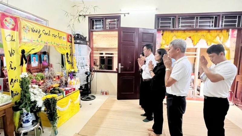 Lãnh đạo MTTQ thành phố Hà Nội thắp nén tâm nhang, chia buồn với gia đình có 4 người bị thiệt mạng trong vụ lật tàu 