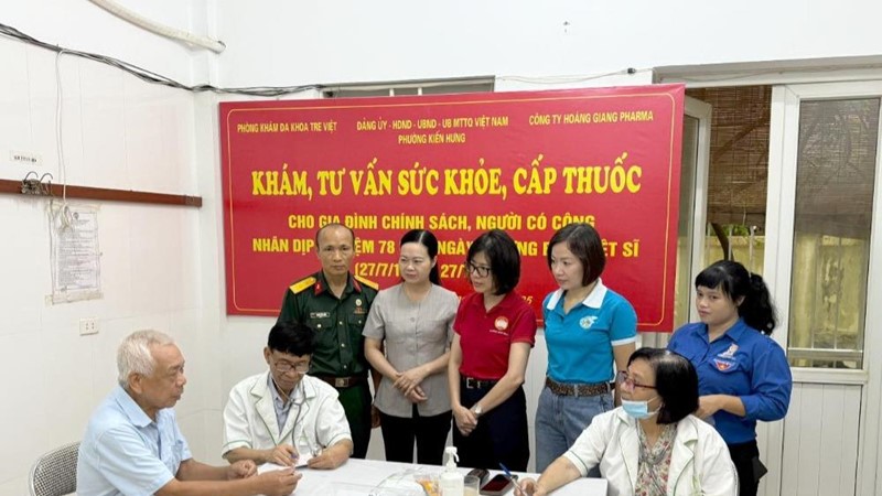 Phường Kiến Hưng khám, tư vấn sức khỏe và cấp thuốc cho các gia đình chính sách, người có công cách mạng