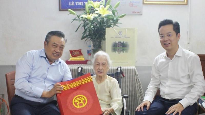 Chủ tịch UBND thành phố Hà Nội thăm, tặng quà người có công tiêu biểu phường Hoàn Kiếm
