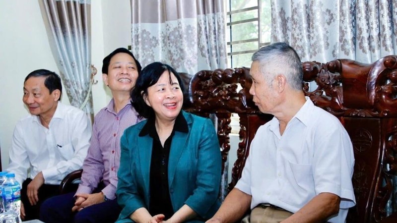Đồng chí Bí thư Thành ủy Hà Nội Bùi Thị Minh Hoài thăm, tặng quà một số thương binh, gia đình liệt sĩ 