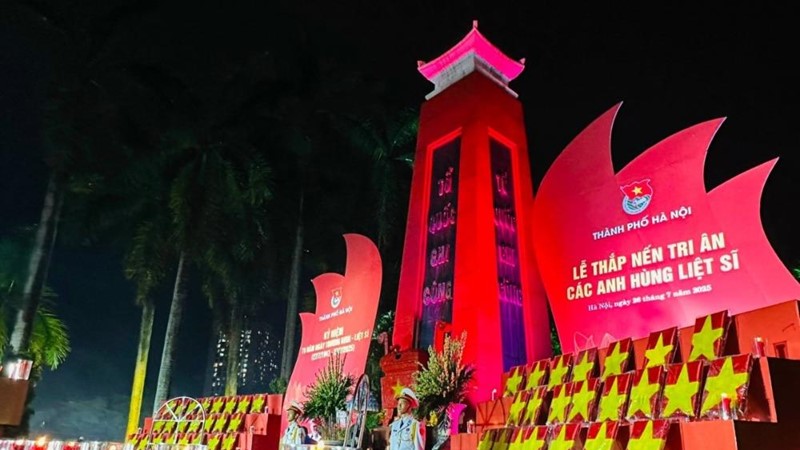 Hàng nghìn người đội mưa thắp nến tri ân các anh hùng liệt sĩ tại Hà Nội