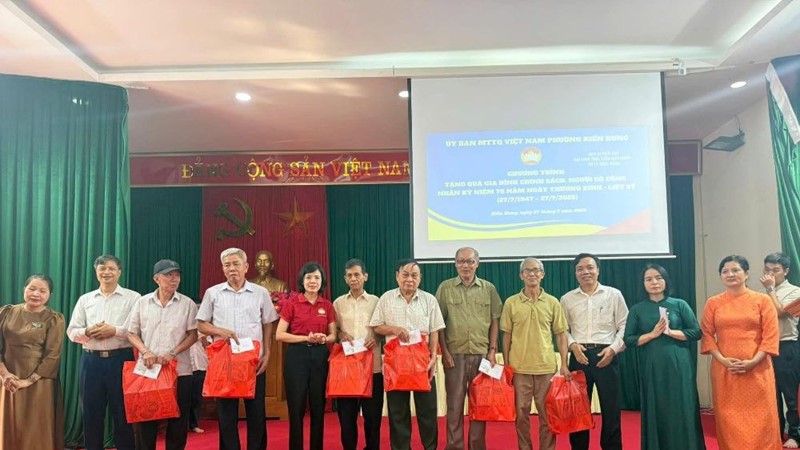 Ủy ban MTTQ Việt Nam phường Kiến Hưng tri ân, trao quà cho các gia đình chính sách