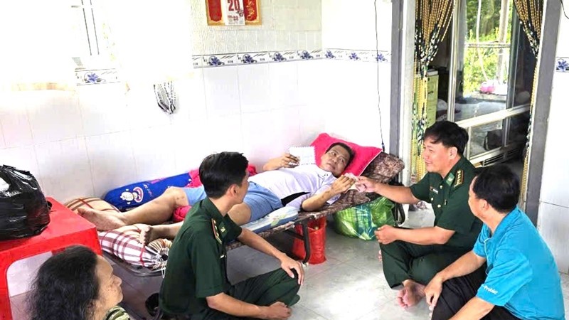  Đồn Biên phòng Rạch Gốc tổ chức thăm hỏi, hỗ trợ người dân có hoàn cảnh khó khăn