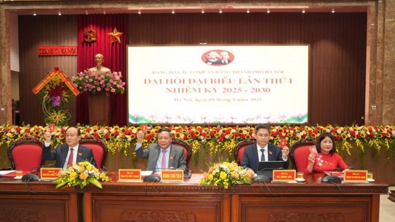 “Gương mẫu đi đầu - Khát vọng vươn cao - Tư duy Thủ đô - Hành động Hà Nội"