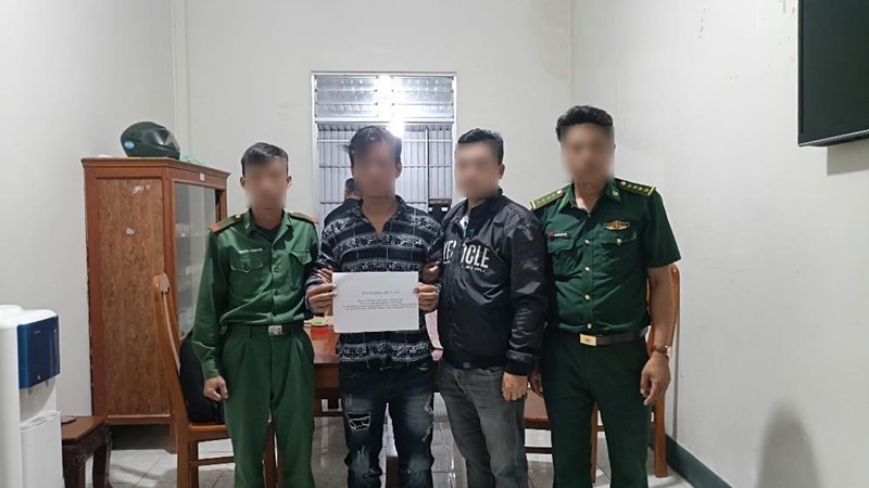 Đồn Biên phòng Rạch Gốc bắt đối tượng truy nã đang lẩn trốn trên tàu cá
