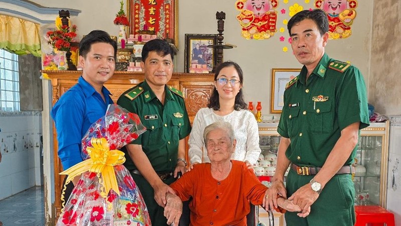 Sắc đỏ Tháng Tám – Lời Tri ân từ vùng biển cực Nam Tổ quốc