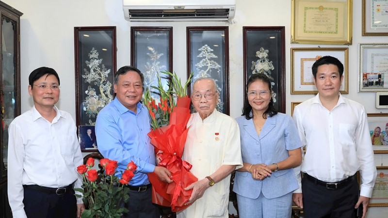 Lãnh đạo Thành phố thăm, chúc mừng Công an TP Hà Nội và cán bộ lão thành cách mạng
