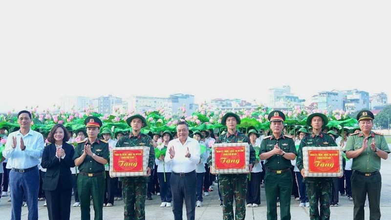 Chủ tịch UBND Thành phố Hà Nội Trần Sỹ Thanh thăm, động viên khối tham gia diễu binh, diễu hành A80