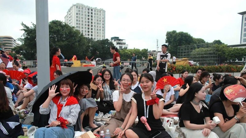 Người dân xếp hàng chờ xem tổng hợp luyện diễu binh, diễu hành 