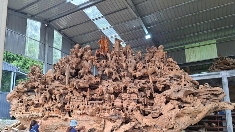 Tác phẩm Non bộ “Cội nguồn” là một “khúc tráng ca” bằng gỗ lũa trai vàng