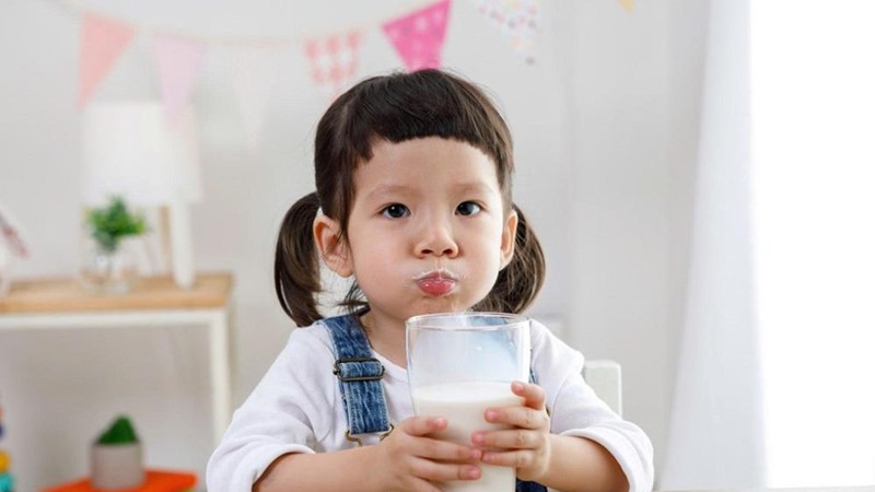 Nhiều cha mẹ Việt mơ hồ khi dùng thực phẩm bổ sung dạng sữa: Cần lưu ý gì khi sử dụng?