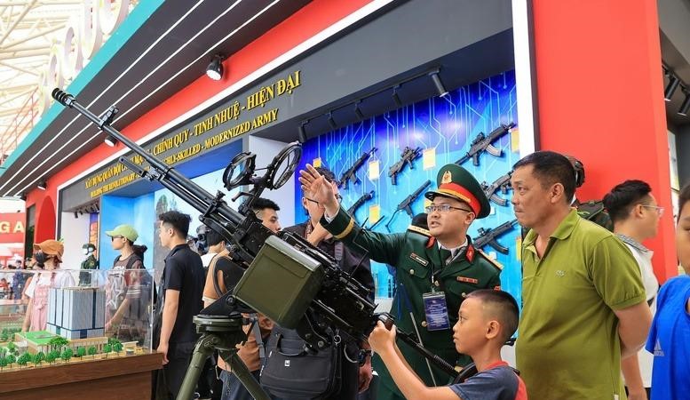 Người dân say mê chiêm ngưỡng khí tài quân sự tại Triển lãm thành tựu đất nước