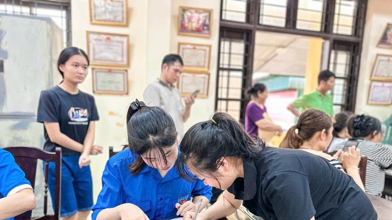 Thanh niên 126 xã, phường hỗ trợ người dân nhận quà Tết Độc lập 