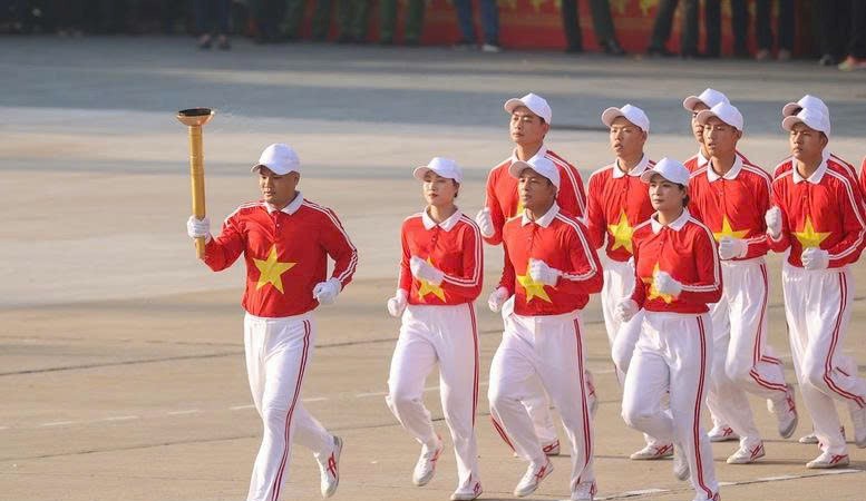 80 vận động viên tượng trưng cho con số 80 năm ngày độc lập thực hiện nghi lễ rước đuốc