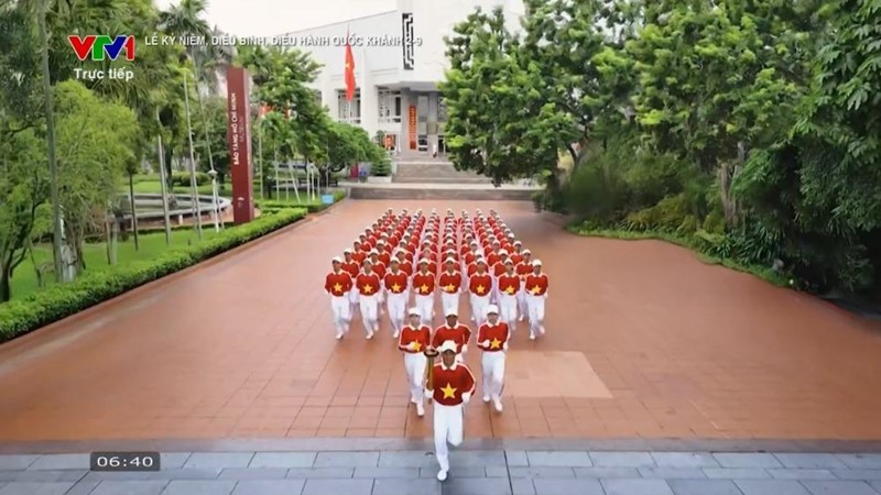 80 vận động viên tượng trưng cho con số 80 năm ngày độc lập thực hiện nghi lễ rước đuốc