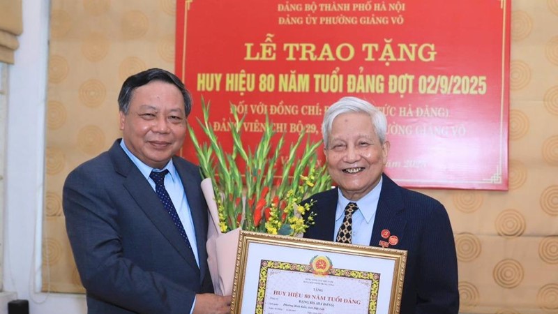 Phó Bí thư Thường trực Thành ủy Hà Nội Nguyễn Văn Phong trao Huy hiệu 80 năm tuổi Đảng cho nhà báo Hà Đăng