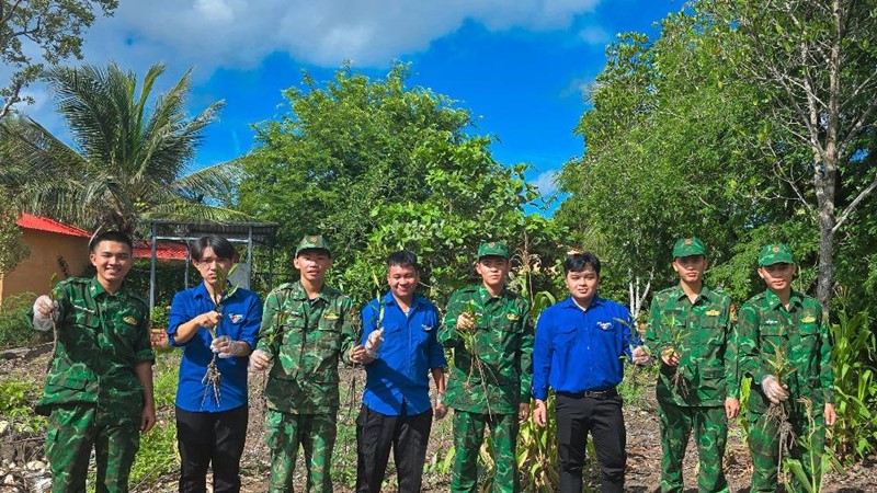 Tuổi trẻ đồn biên phòng Rạch Gốc và xã đoàn Phan Ngọc Hiểu chung tay xây dựng môi trường xanh – sạch – đẹp