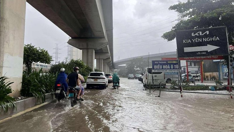 Mưa thâu đêm, suốt sáng, nhiều tuyến đường Hà Nội ngập