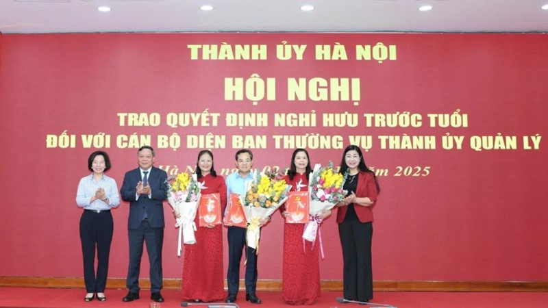 Hà Nội trao Quyết định nghỉ hưu trước tuổi đối với cán bộ diện Ban Thường vụ Thành ủy quản lý