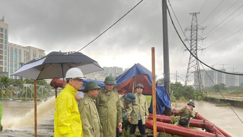 Phó Chủ tịch UBND thành phố Hà Nội Nguyễn Mạnh Quyền kiểm tra hiện trường, chỉ đạo tập trung cao độ ứng phó mưa, lũ