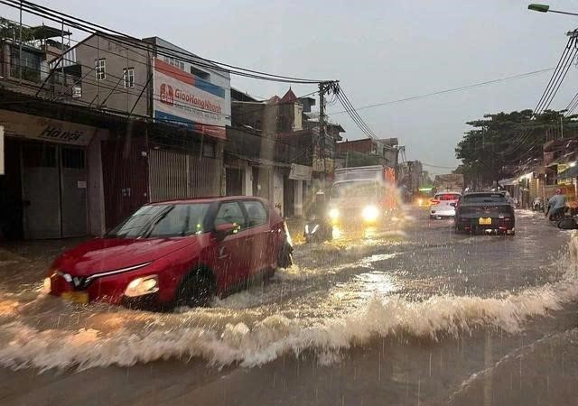 ​  Hà Nội mưa trắng trời kéo dài, nhiều tuyến phố ngập sâu
