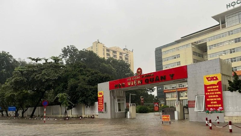 Một số hình ảnh đường ngập sâu sau trận mưa lớn tại phường Hà Đông
