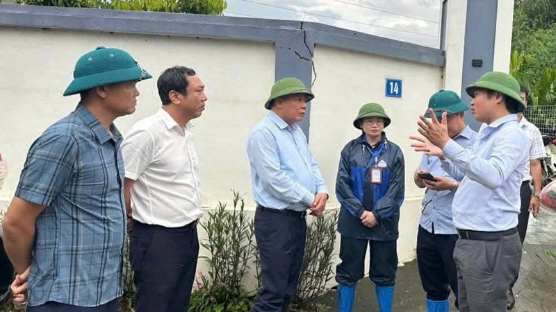 Phó Bí thư Thường trực Thành ủy Nguyễn Văn Phong kiểm tra công tác phòng, chống úng ngập và bảo vệ đê điều