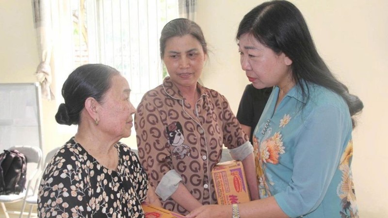 Chủ tịch Ủy ban MTTQ Việt Nam thành phố Hà Nội trao quà hỗ trợ người dân Tây Mỗ bị ảnh hưởng mưa bão