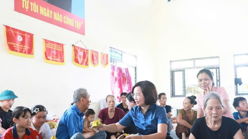 Lãnh đạo Ủy ban MTTQ Việt Nam Thành phố sẻ chia khó khăn cùng người dân bị ảnh hưởng do mưa lũ tại các xã Trung Giã và Đa Phúc