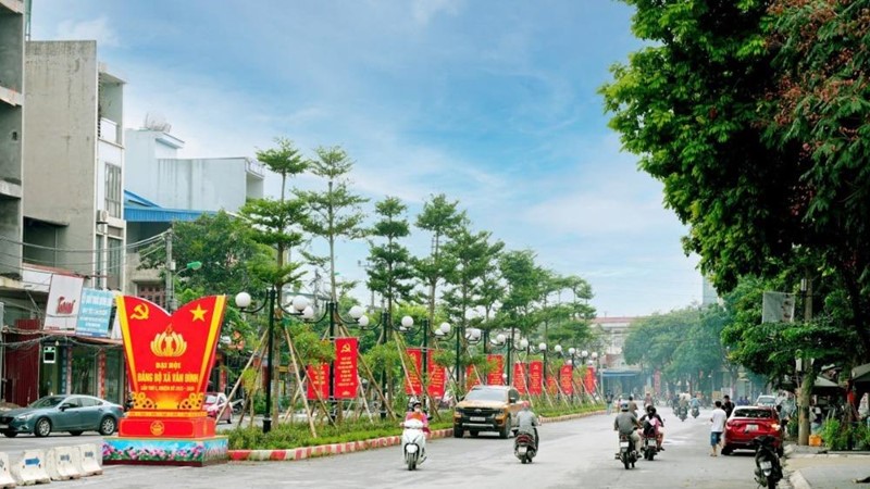 Không khí phấn khởi, rộn ràng từ đường phố đến lòng người trước thềm Đại hội Đảng bộ Thành phố