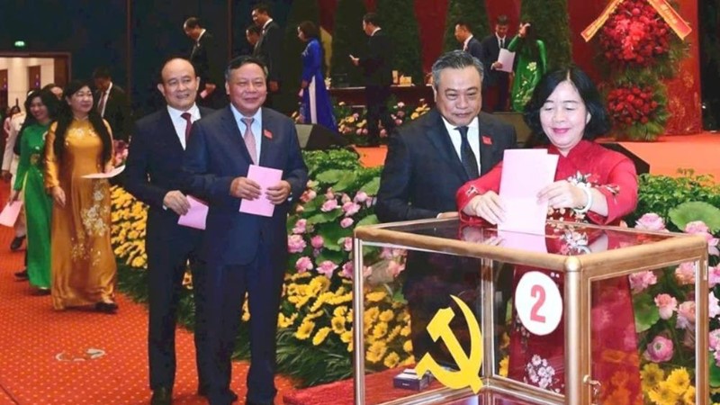 Đồng chí Bùi Thị Minh Hoài, Ủy viên Bộ Chính trị, Bí thư Thành ủy Hà Nội khóa XVII trúng cử với số phiếu cao nhất 99,27%