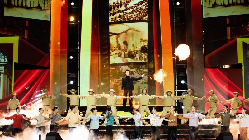 “Hà Nội - Khí phách ngàn năm - Vươn mình tỏa sáng” chào mừng thành công Đại hội Đảng bộ Thành phố