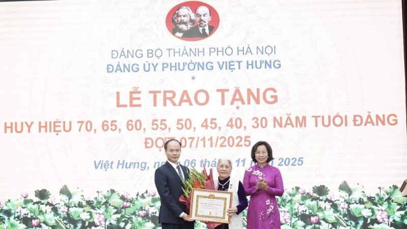 68 đảng viên phường Việt Hưng vinh dự được trao tặng Huy hiệu Đảng  ​