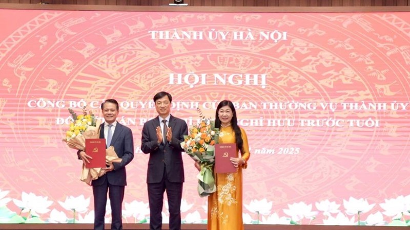 Thành ủy Hà Nội trao Quyết định nghỉ hưu cho đồng chí Hoàng Trọng Quyết và đồng chí Nguyễn Lan Hương