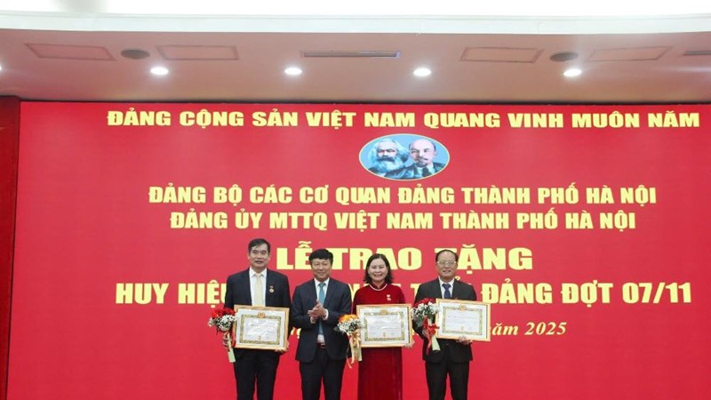 Đảng bộ MTTQ Việt Nam thành phố Hà Nội trao tặng Huy hiệu 65 năm và 30 năm tuổi Đảng