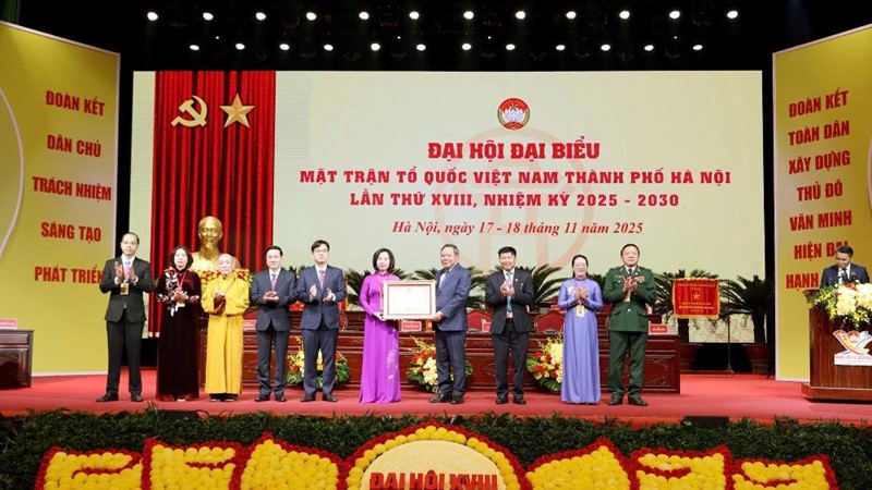 Tập thể Ủy ban MTTQ Việt Nam Thành phố nhận Bằng khen của Thủ tướng Chính phủ