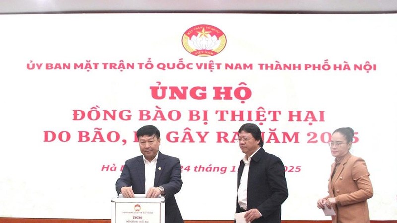 Cán bộ, công chức, viên chức và người lao động Cơ quan Ủy ban MTTQ Việt Nam TP Hà Nội ủng hộ đồng bào bị thiệt hại do mưa lũ 