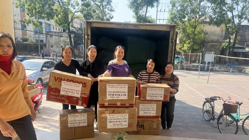 Cán bộ và nhân dân Hà Nội hướng về đồng bào miền Trung, Tây Nguyên