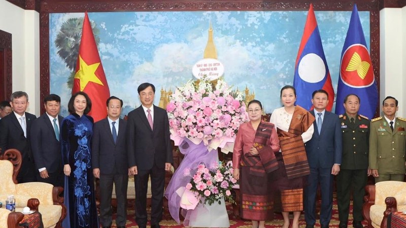Đoàn Đại biểu thành phố Hà Nội chúc mừng nhân dịp kỷ niệm 50 năm Quốc khánh nước Cộng hòa Dân chủ nhân dân Lào
