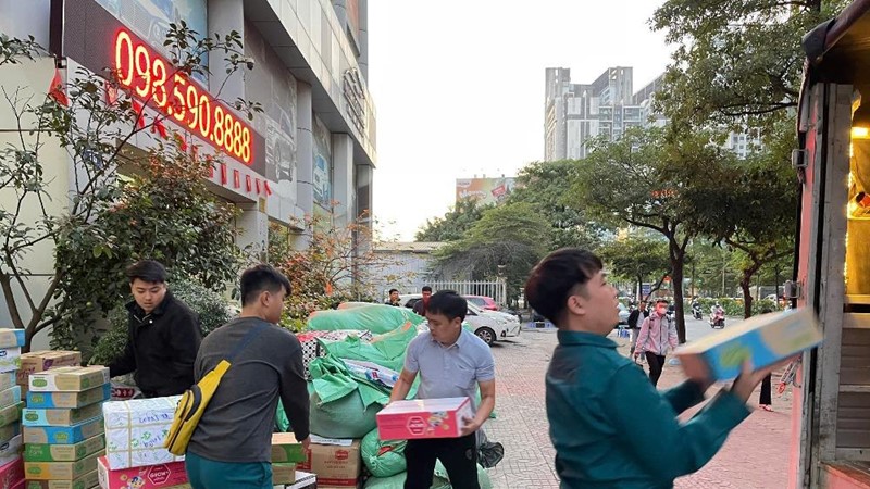 50 tấn hàng nhu yếu phẩm được cán bộ, Nhân dân Hà Nội vận chuyển trong đêm đến với bà con Gia Lai gặp ảnh hưởng do lũ lụt