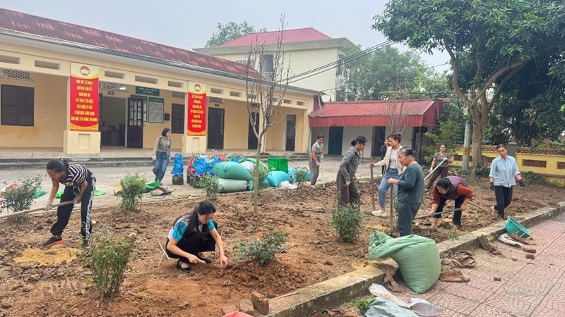 Hội LHPN xã Dân Hòa ra quân trồng “Vườn hoa Mặt trận Tổ quốc”