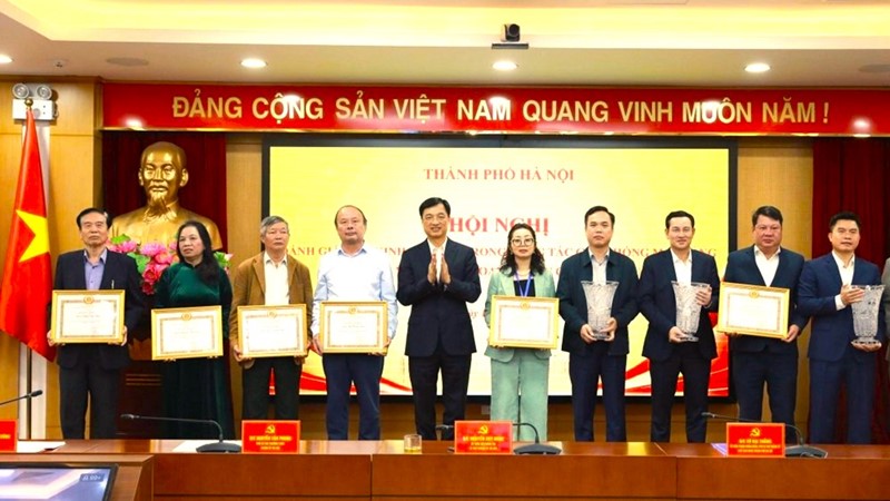 Bí thư Thành ủy Nguyễn Duy Ngọc trao Bằng khen cho tập thể, cá nhân có thành tích trong giải phóng mặt bằng đường Vành đai 1