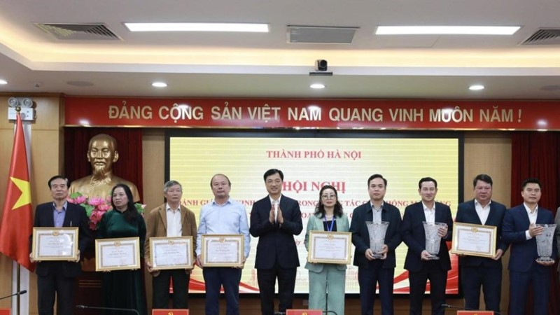 Bí thư Thành ủy Nguyễn Duy Ngọc trao Bằng khen cho tập thể, cá nhân có thành tích trong giải phóng mặt bằng đường Vành đai 1