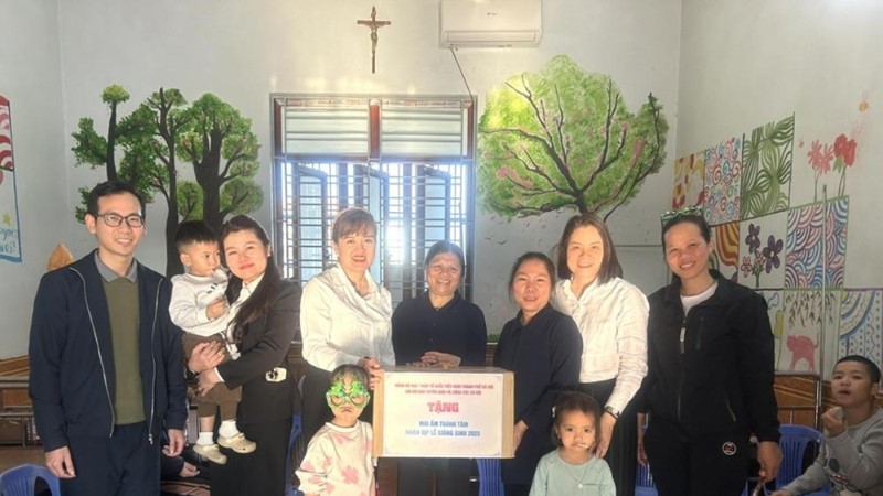 Nhân mùa Giáng sinh 2025, Ủy ban MTTQ thành phố Hà Nội trao gửi yêu thương tới Mái ấm Thánh Tâm