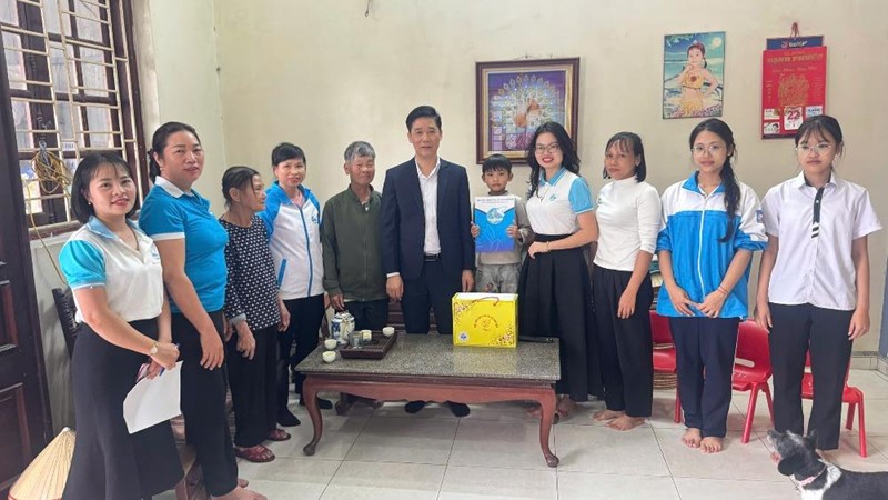 Hội LHPN xã Dân Hoà trao kinh phí “Mẹ đỡ đầu” năm 2026 cho các em nhỏ có hoàn cảnh đặc biệt khó khăn